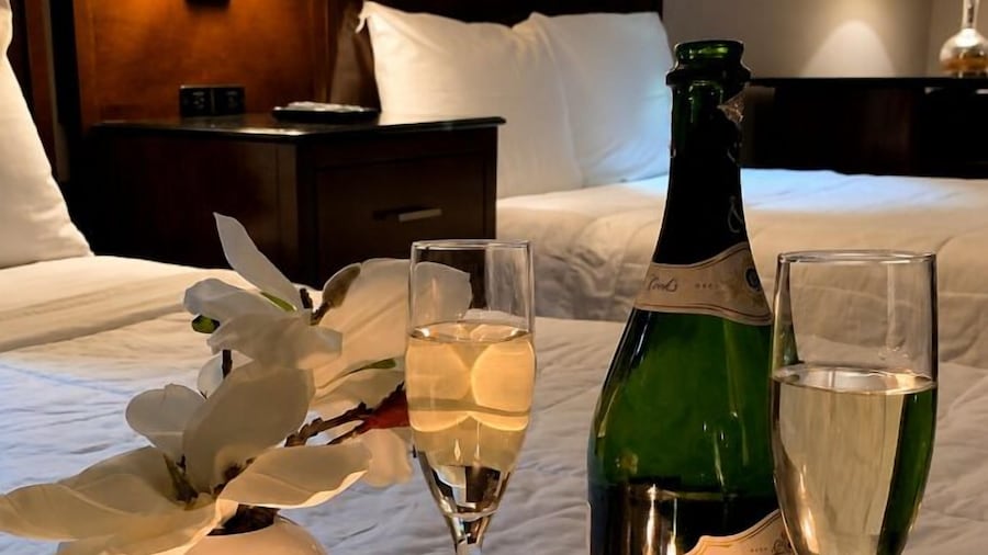 Stratus Suites - Boutique Hotel