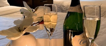 Stratus Suites - Boutique Hotel