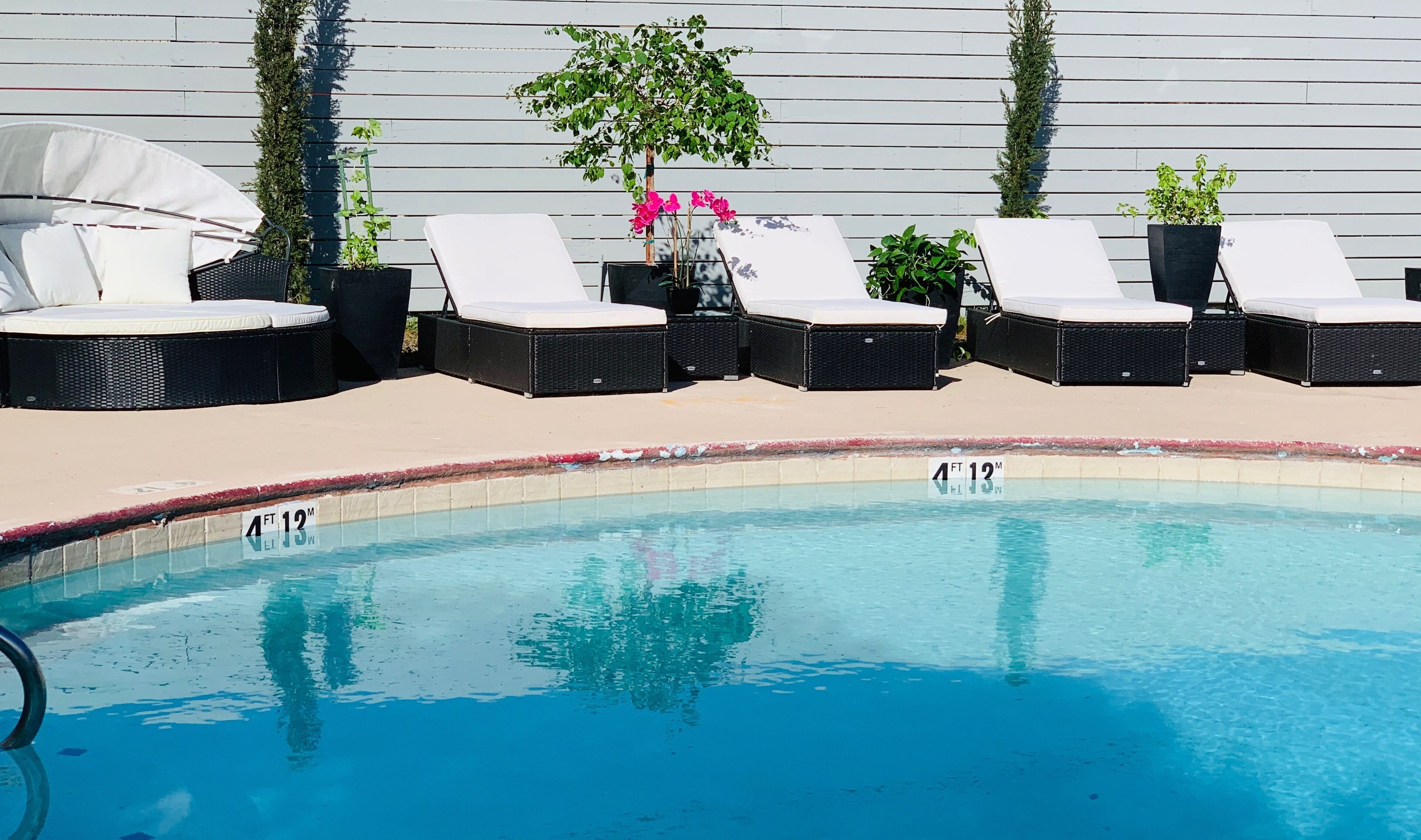 Una piscina al aire libre, cabañas de piscina gratuitas, sombrillas