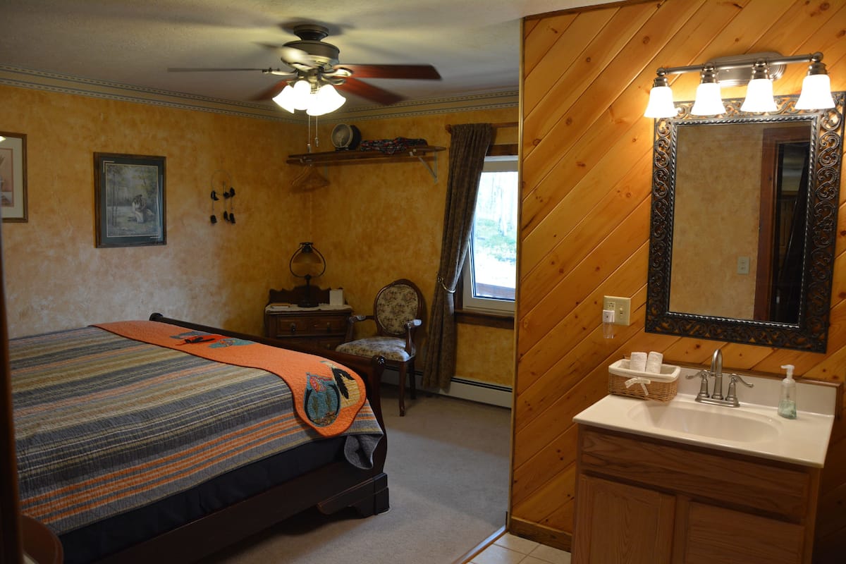 Room, 1 King Bed (Southwestern 1) | WiFi (free), bed sheets