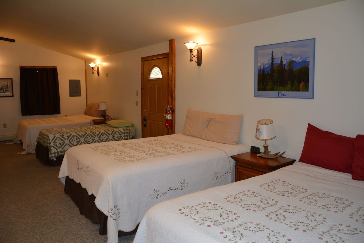 Family Room, Multiple Beds, Kitchenette | WiFi (free), bed sheets