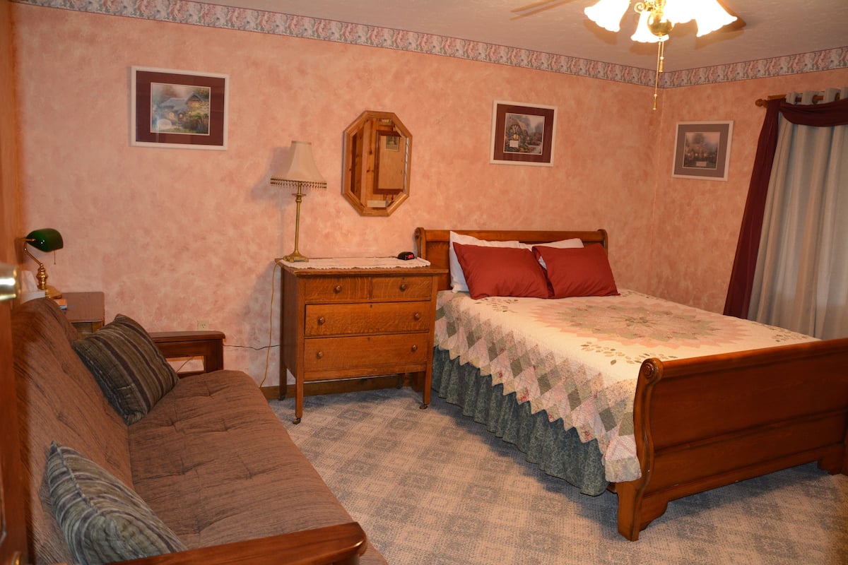 Room, 1 Queen Bed with Sofa bed (Simpler Times 5) | WiFi (free), bed sheets
