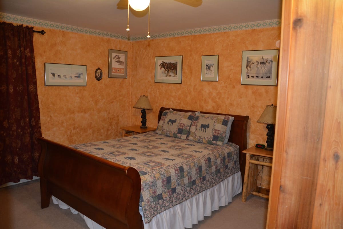 Room, 1 Queen Bed (Alaskan 3) | WiFi (free), bed sheets
