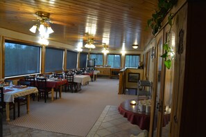 Free daily full breakfast  - Denali Touch of Wilderness (Healy)