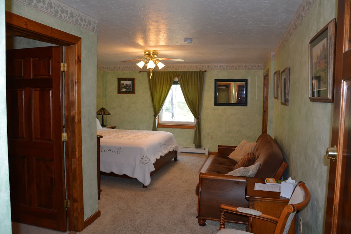 Room, 1 King Bed with Sofa bed (Emerald 6) | WiFi (free), bed sheets