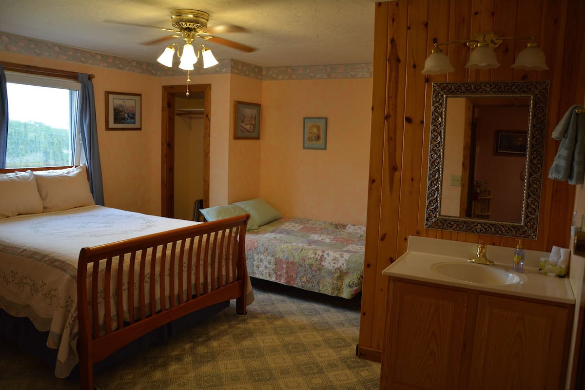 Room, 1 Queen Bed with Sofa bed (Misty Blue 7) | WiFi (free), bed sheets