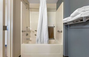 Estudio, 1 cama Queen size, con acceso para personas discapacitadas, para no fumadores | Baño | Tina con regadera, amenidades de baño gratuitas, secadora de cabello 
