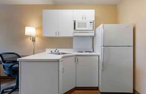Studio, 1 Queen Bed, Non Smoking | Desk, laptop workspace, iron/ironing board, free WiFi