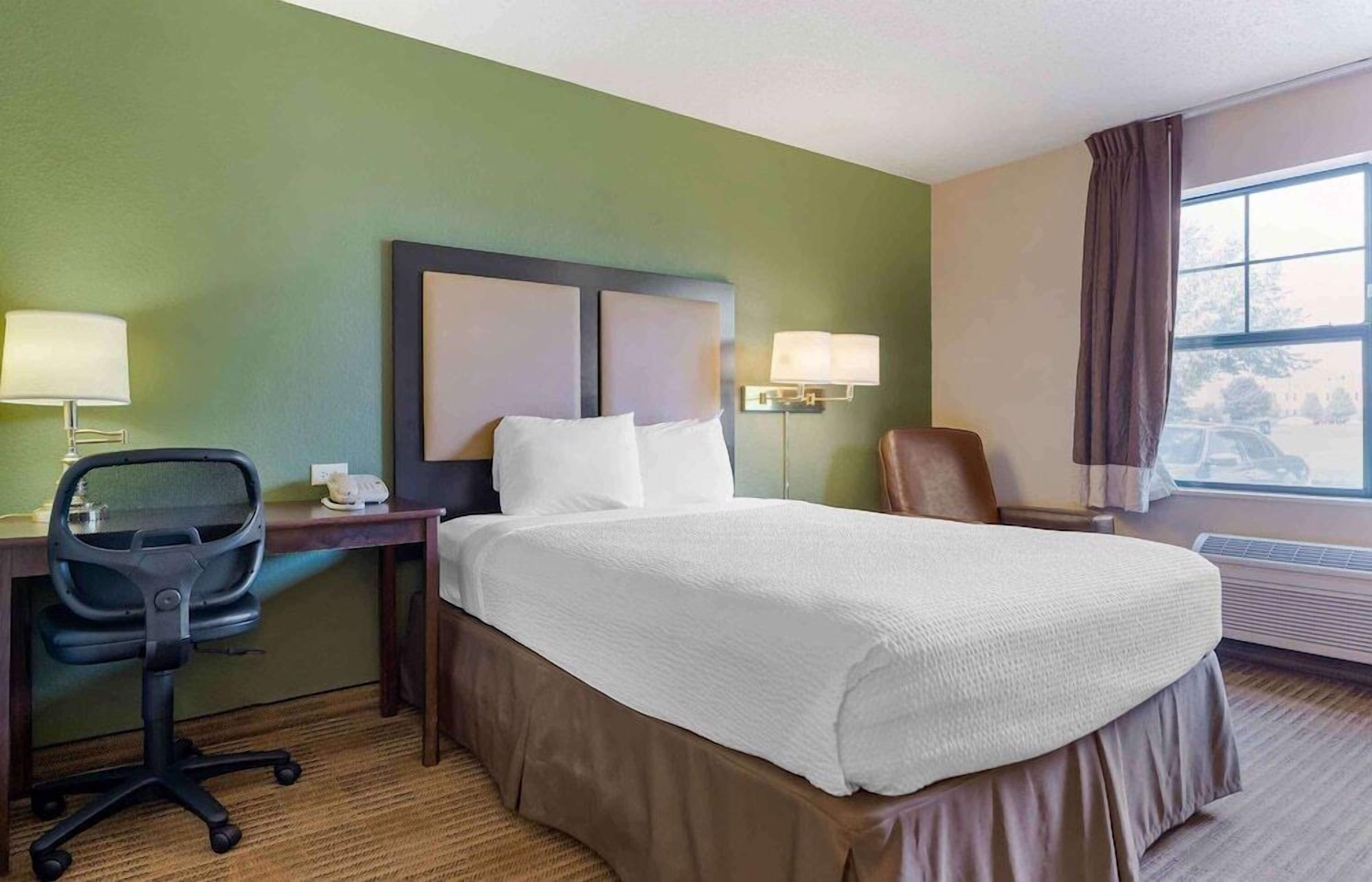 Desk, laptop workspace, iron/ironing board, free WiFi