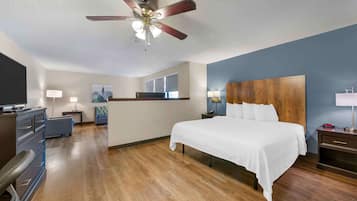 Roupas de cama premium, escrivaninha, cortinas blackout