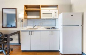 Frigorífico grande, microondas, placa de cocina y cafetera o tetera