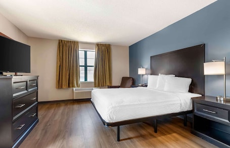 Escritorio, espacio para trabajar con laptop y cortinas blackout . Extended Stay America Suites Fort Worth City View