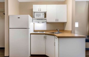 Refrigerador, microondas, placa de cocina
