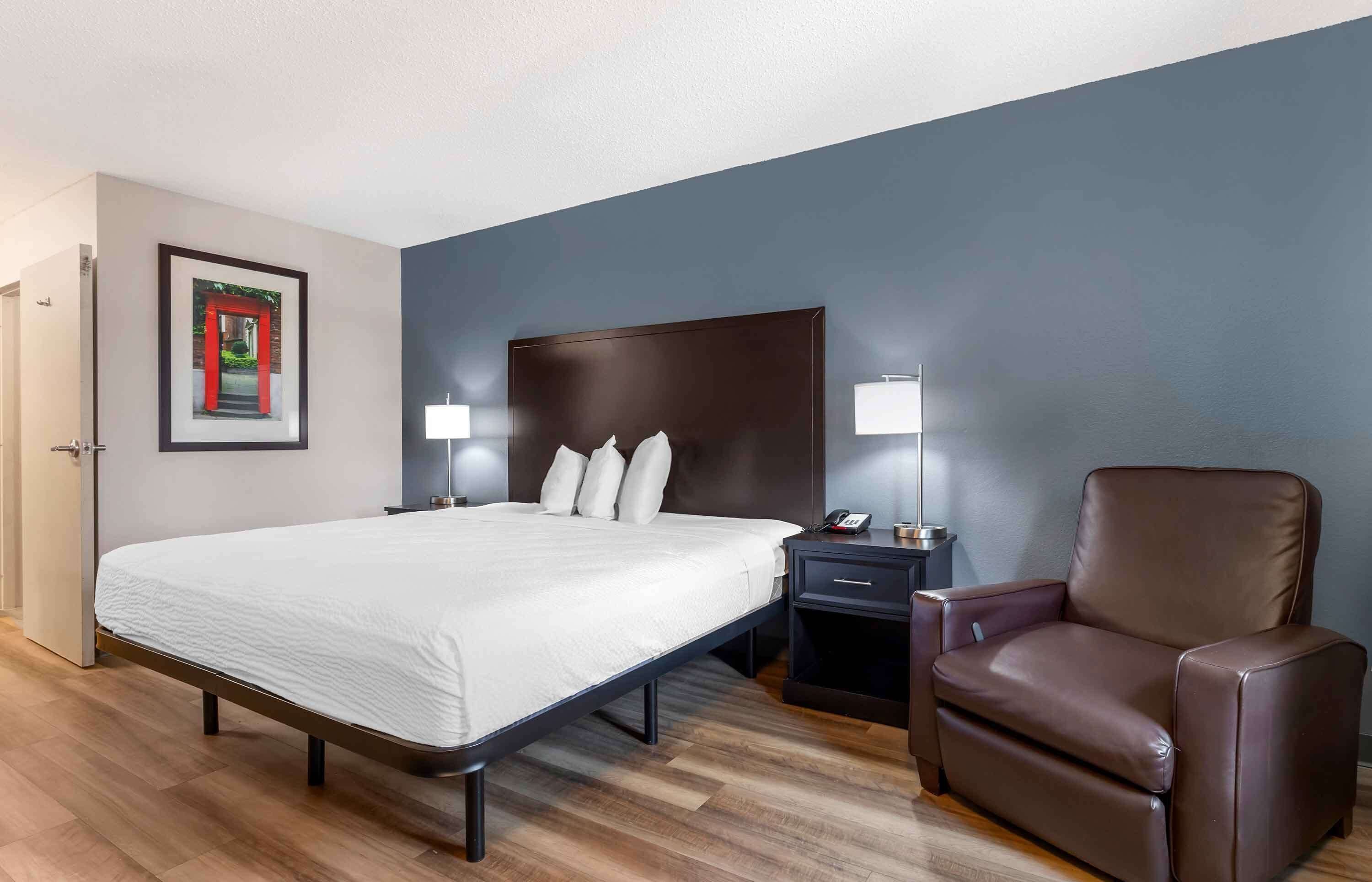 Studio, 1 King Bed, Non Smoking | Desk, laptop workspace, blackout drapes, iron/ironing board