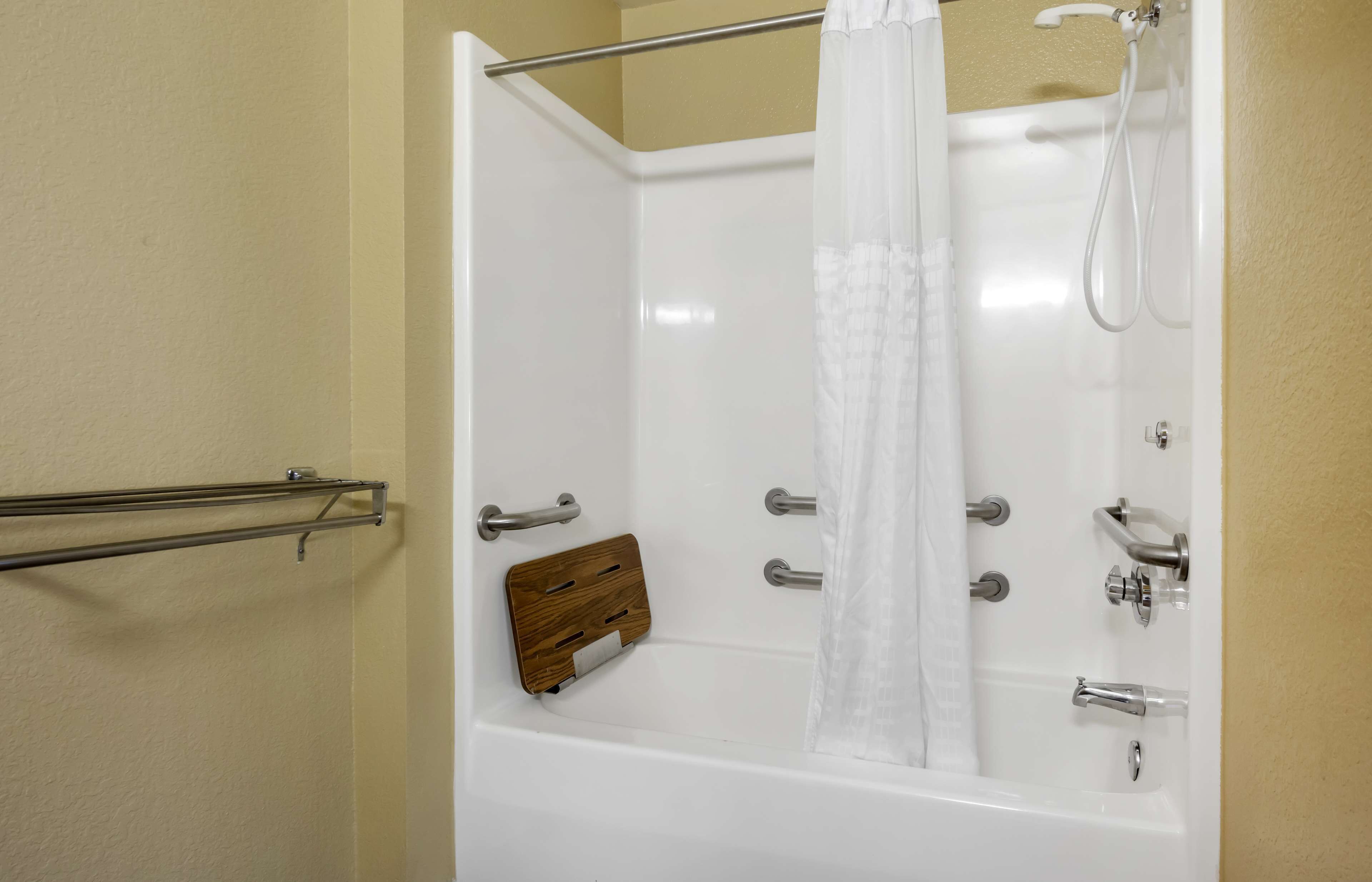 combined shower/bathtub, free toiletries, hair dryer, towels