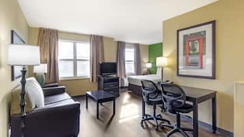 Deluxe Studio, 1 Queen Bed with Sofa bed, Non Smoking