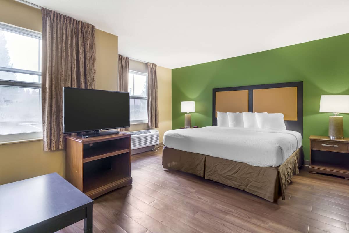 Estudio Deluxe, 1 cama King size y sofá cama, para no fumadores | Escritorio, tabla de planchar con plancha, wifi gratis y ropa de cama
