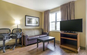 Deluxe Studio, 1 King Bed with Sofa bed, Non Smoking | Desk, iron/ironing board, free WiFi, bed sheets