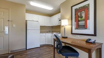 Deluxe Studio, 1 Queen Bed with Sofa bed, Non Smoking | Premium bedding, desk, iron/ironing board, free WiFi