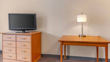 Studio, 1 Queen Bed, Non Smoking | Blackout curtains, iron/ironing board, free WiFi, bed sheets