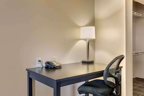 Blackout curtains, iron/ironing board, free WiFi, bed sheets - Extended Stay America Suites Fort Worth Fossil Creek (Fort Worth)