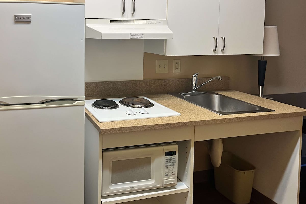 Frigorífico, microondas, placa de cocina y cafetera o tetera