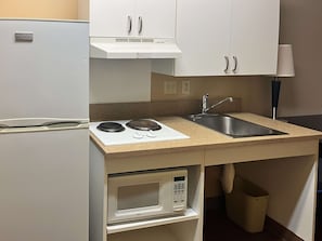 Kühlschrank, Mikrowelle, Herdplatte, Wasserkocher mit Kaffee-/Teezubehör