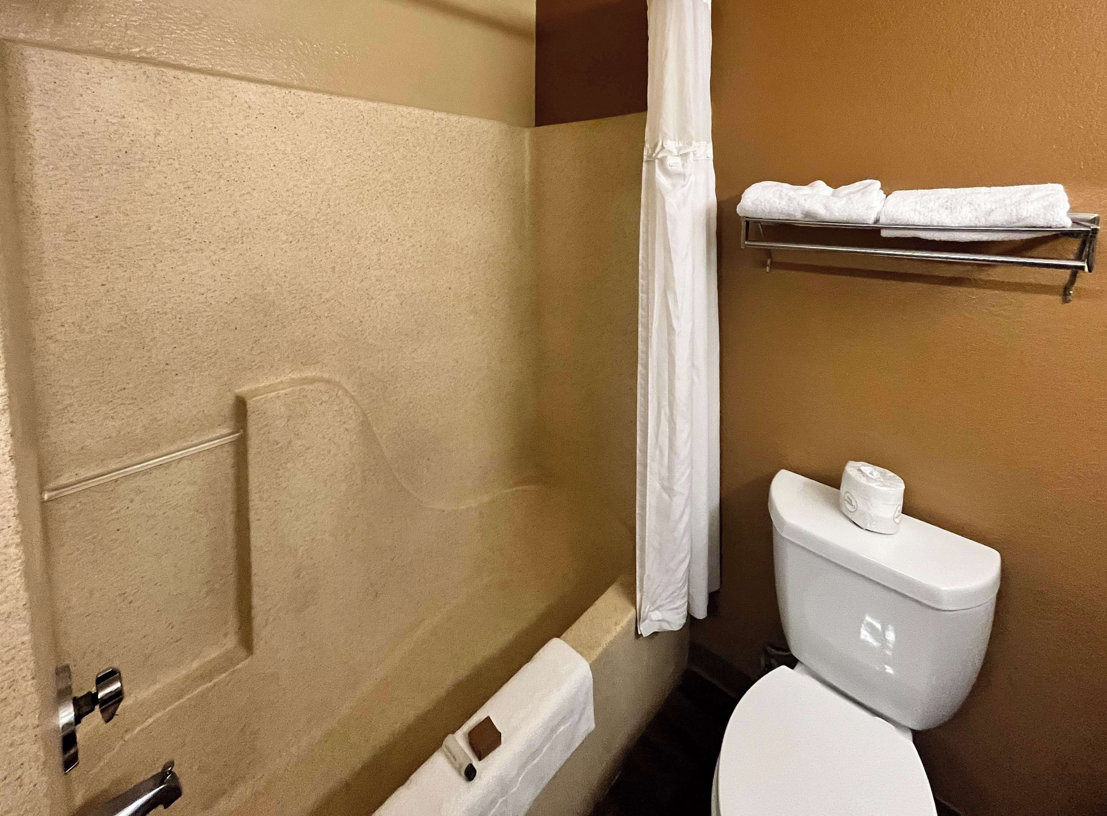 Suihkun ja ammeen yhdistelmä, ilmaiset hygieniatuotteet, pyyhkeet