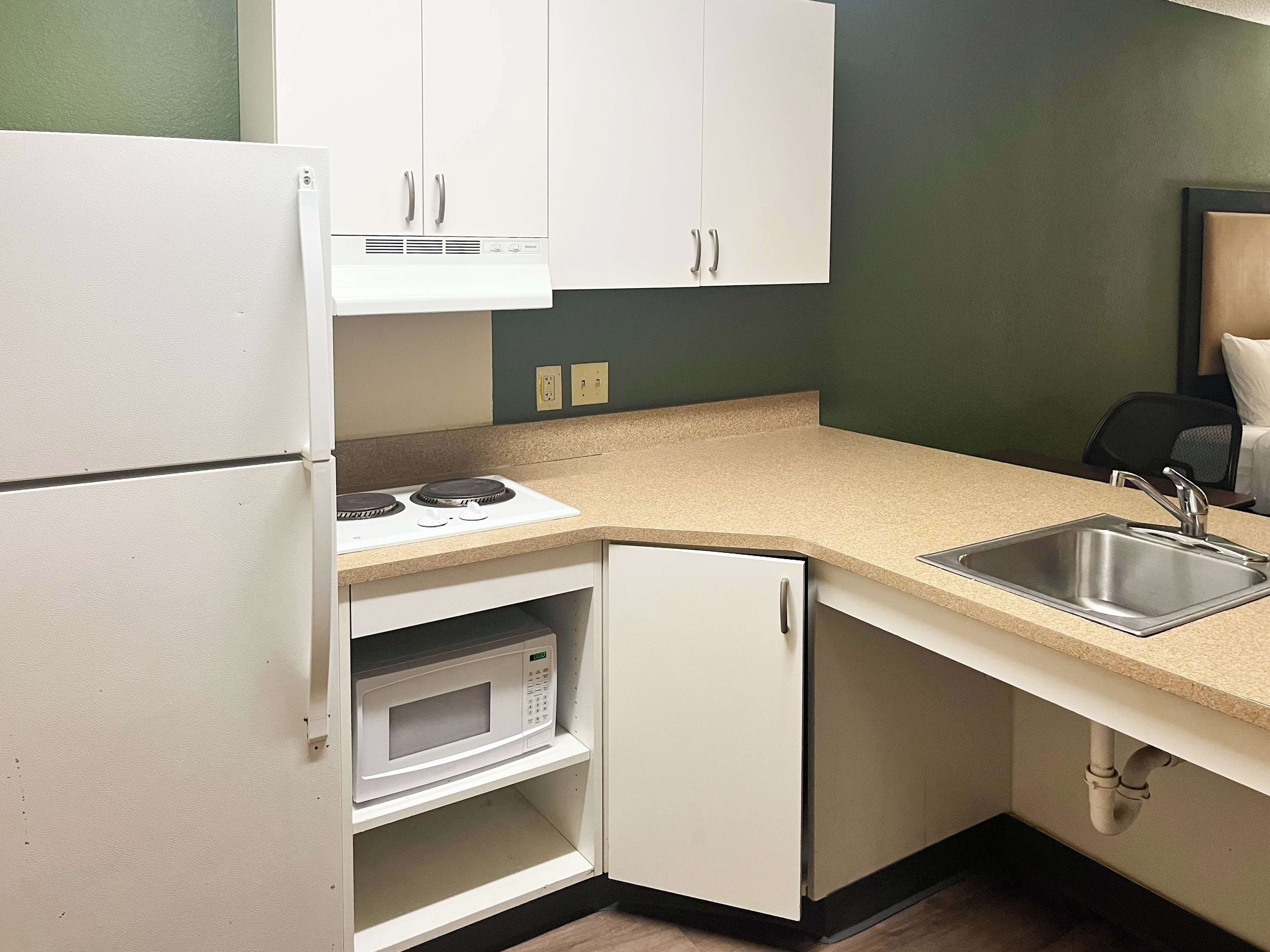 Jääkaappi, mikroaaltouuni, liesi, kahvin-/teenkeitin