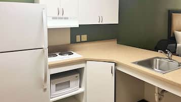 Kühlschrank, Mikrowelle, Herdplatte, Wasserkocher mit Kaffee-/Teezubehör