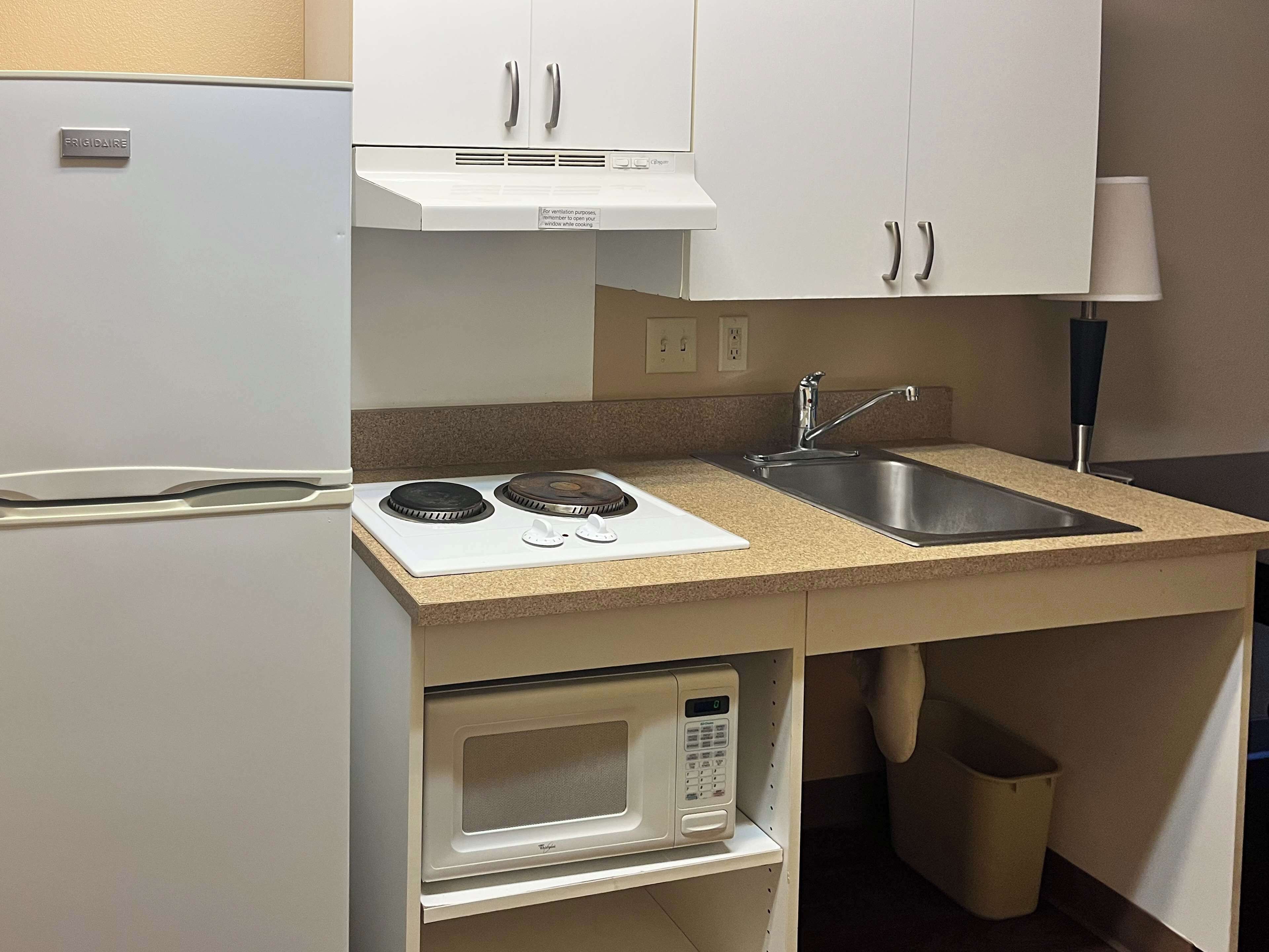 Jääkaappi, mikroaaltouuni, liesi, kahvin-/teenkeitin