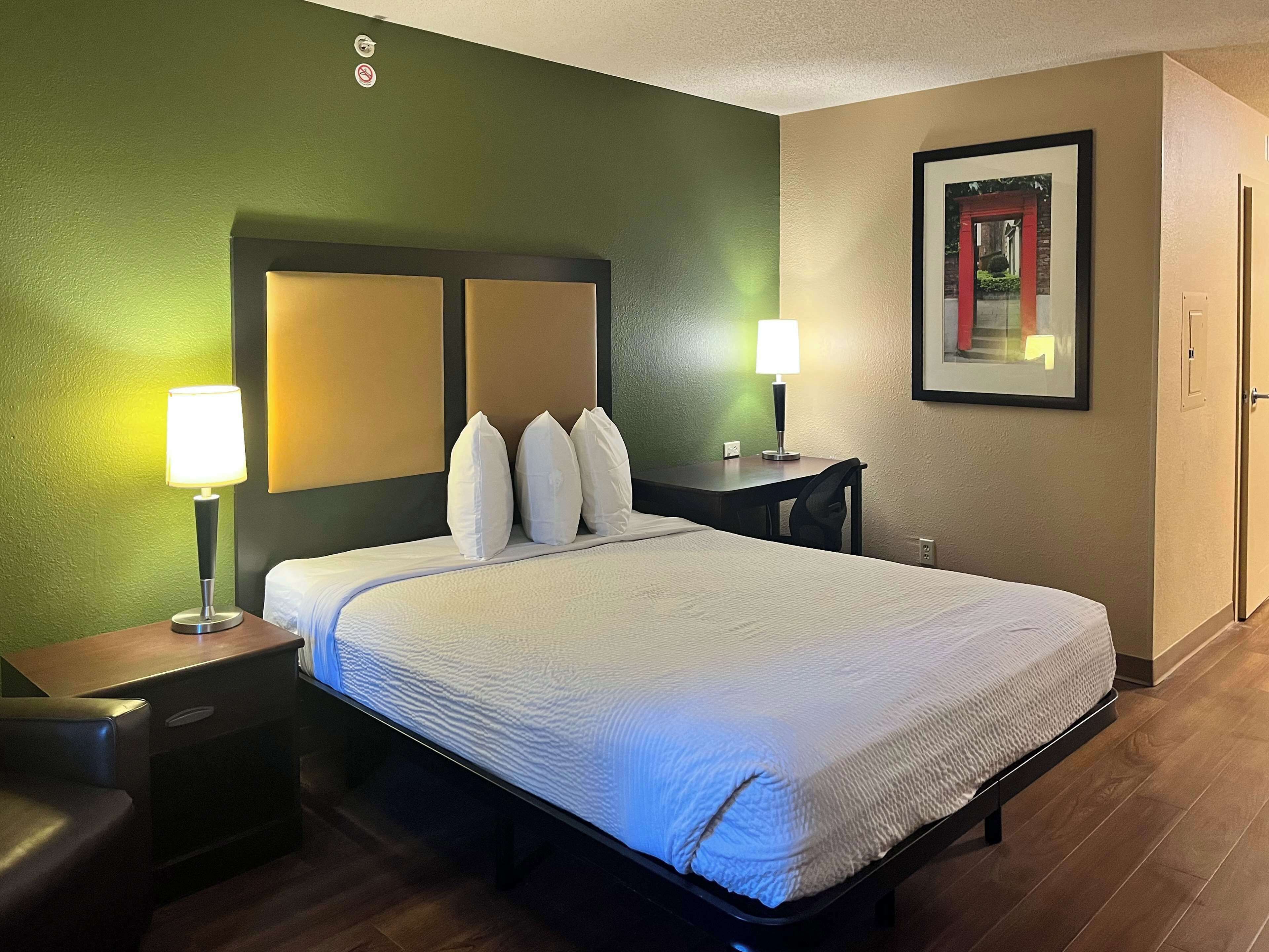 Työpöytä, silitysrauta/-lauta, ilmainen Wi-Fi, vuodevaatteet