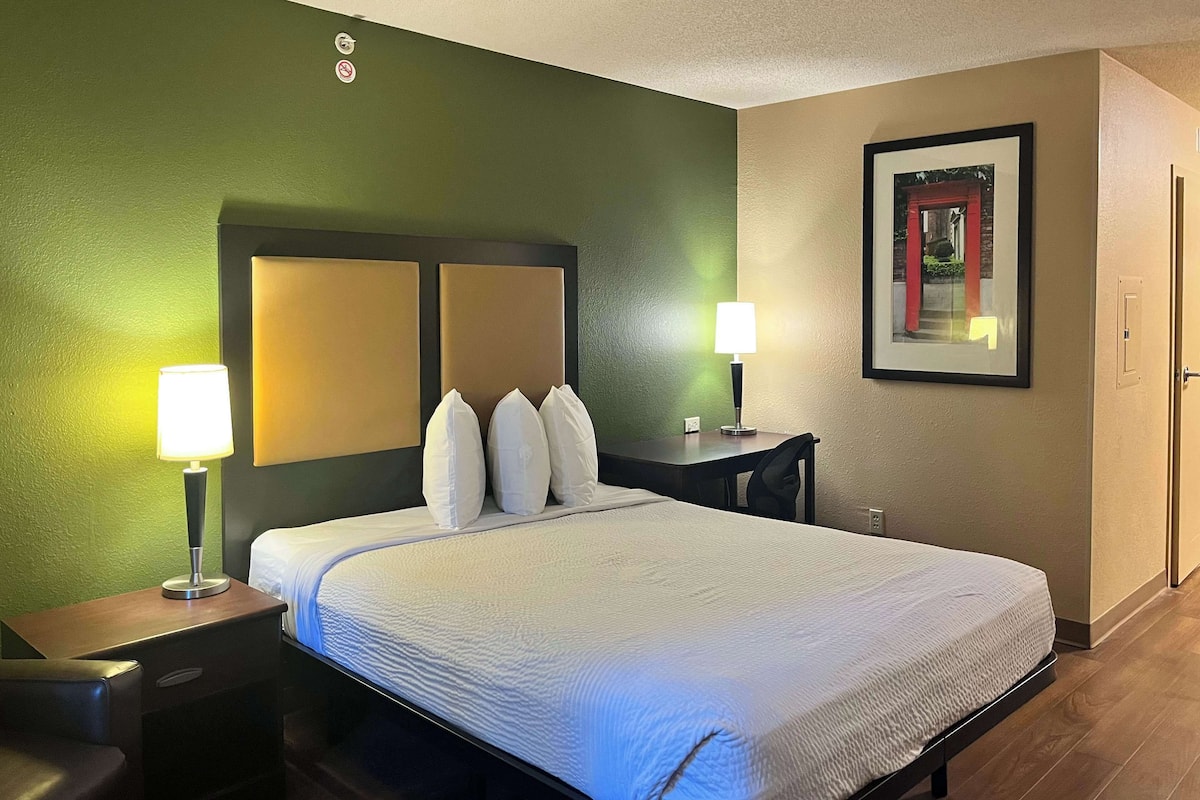 Työpöytä, silitysrauta/-lauta, ilmainen Wi-Fi, vuodevaatteet