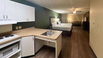 Meja kerja, setrika/meja setrika, Wi-Fi gratis, dan seprai linen