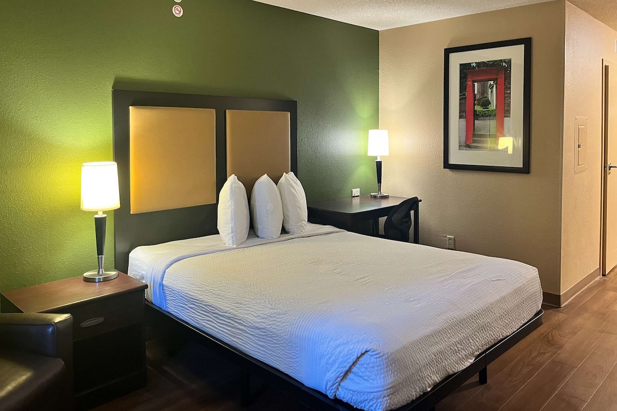 Escritorio, tabla de planchar con plancha, wifi gratis y ropa de cama