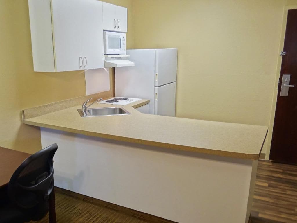 Cocina compacta con lavabo, microondas y refrigerador.