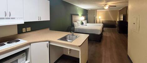 Työpöytä, silitysrauta/-lauta, ilmainen Wi-Fi, vuodevaatteet