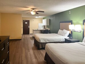 Escritorio, tabla de planchar con plancha, wifi gratis y ropa de cama