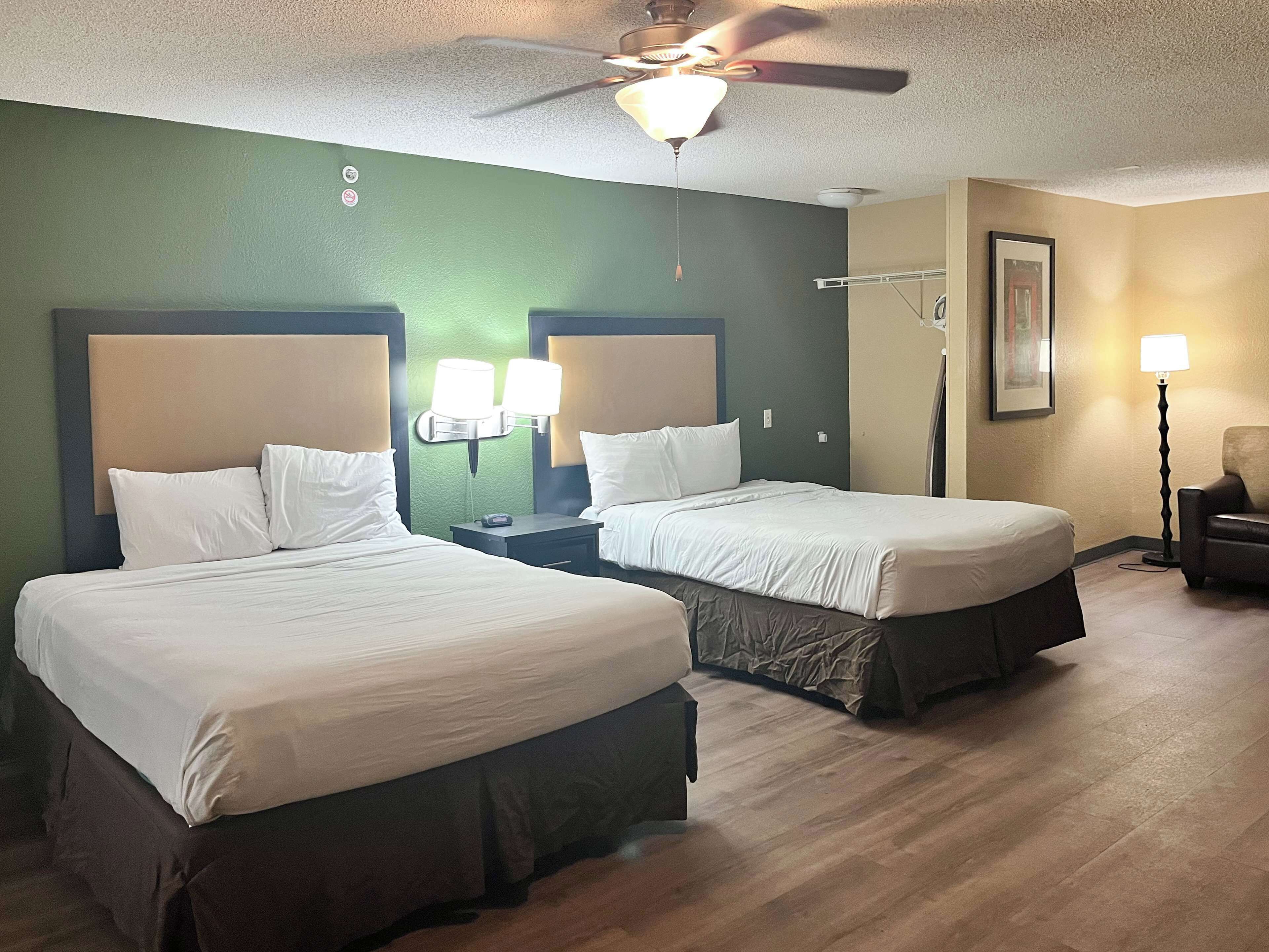 Skrivebord, strykejern/-brett, wi-fi (inkludert) og sengetøy