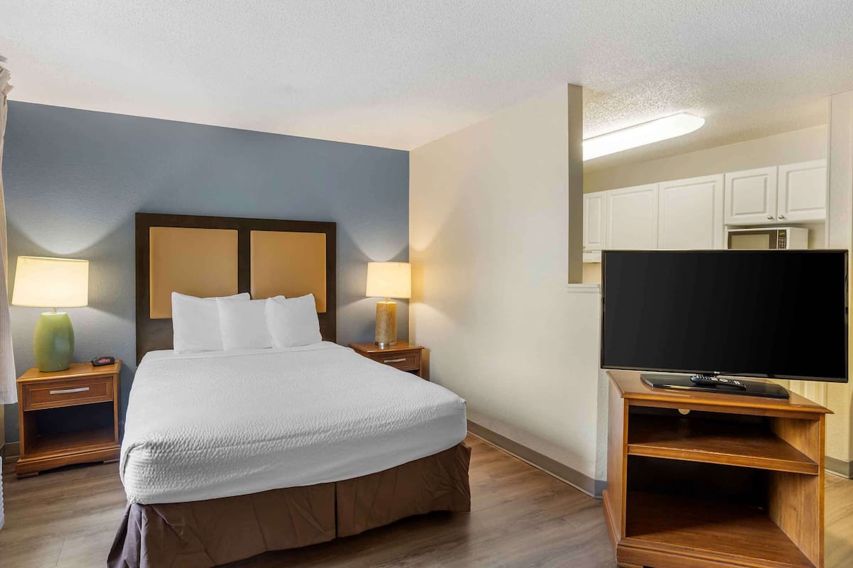 Deluxe Studio, 1 Queen Bed with Sofa bed, Non Smoking | Desk, blackout drapes, iron/ironing board, free WiFi