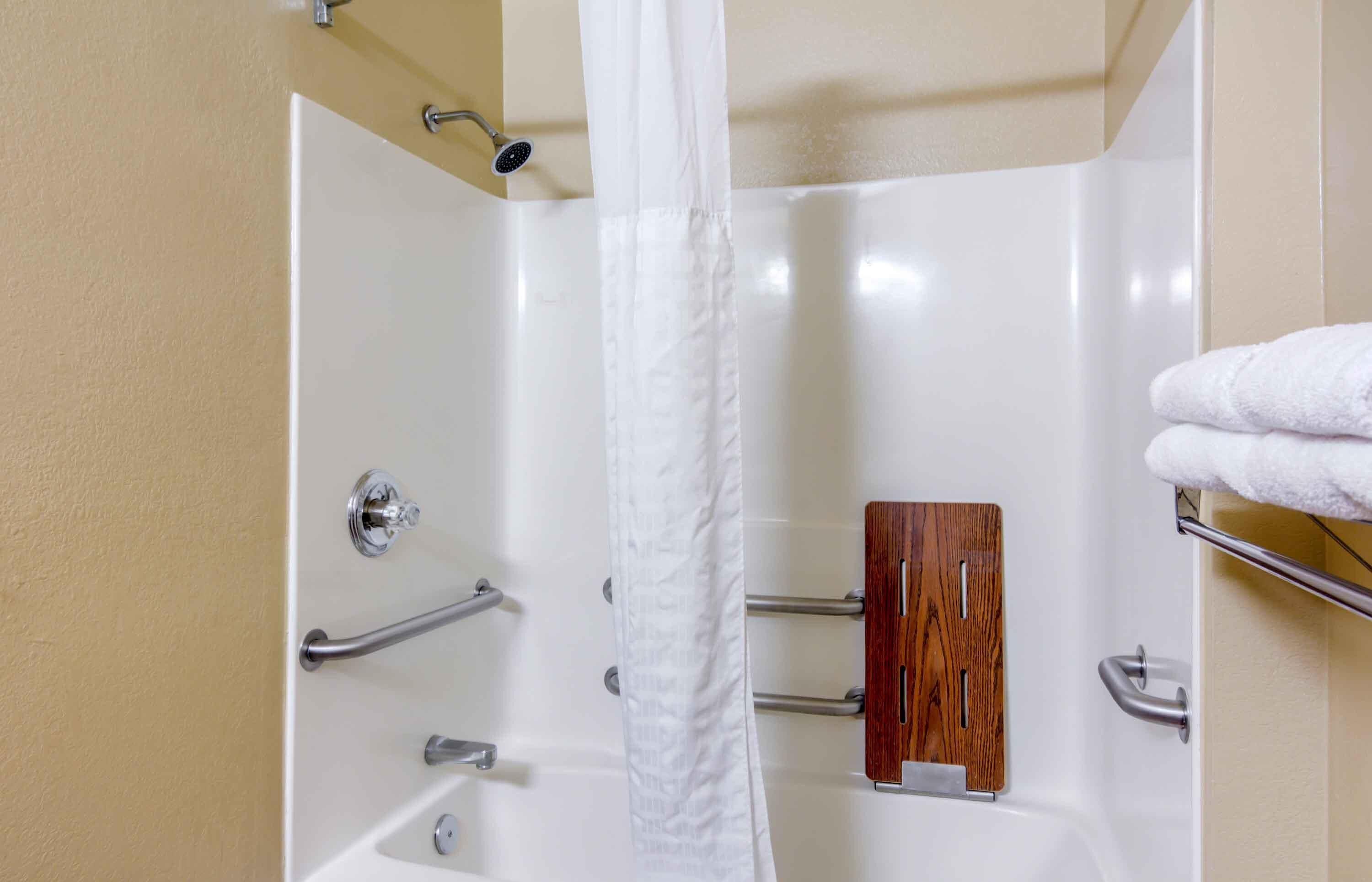 Deluxe Studio, 1 Queen Bed with Sofa bed, Accessible, Non Smoking | Bathroom | Combined shower/bathtub, free toiletries, hair dryer, towels