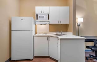 Refrigerador con freezer, microondas, placa de cocina, cafetera/tetera