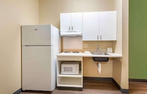 Studio, 1 grand lit, accessible aux personnes à mobilité réduite, non-fumeur | Cuisine privée | Réfrigérateur grande capacité avec congélateur, four à micro-ondes