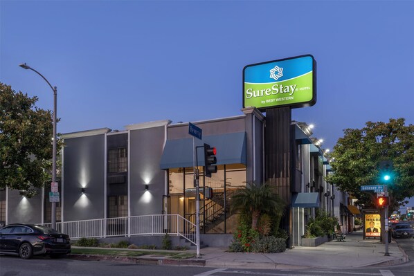 A hotel with a large sign advertising 'SureStay by BEST WESTERN'. - SureStay Hotel by Best Western Beverly Hills West LA (Los Angeles)