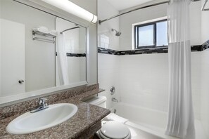 Habitación estándar, 1 cama King size, para no fumadores, refrigerador y microondas | Baño | Tina con regadera y regadera con hidromasaje