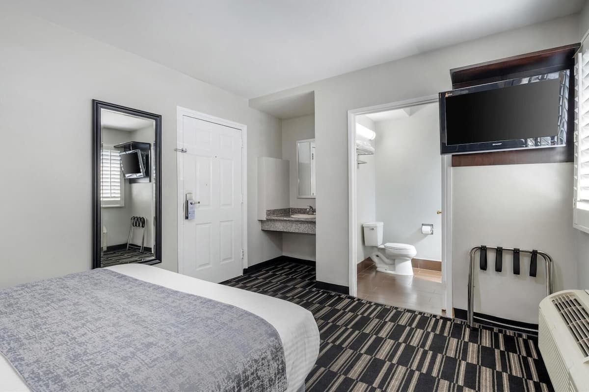Premium bedding, iron/ironing board, free WiFi, individually furnished