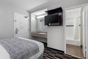 Habitación estándar, 1 cama Queen size, para no fumadores, refrigerador y microondas | Ropa de cama de alta calidad y muebles diferentes 