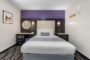 Standard Room, 1 Queen Bed, Non Smoking, Refrigerator & Microwave