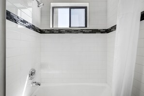 Suite familiar, 2 camas Queen size, para no fumadores, refrigerador y microondas | Baño | Tina con regadera y regadera con hidromasaje 