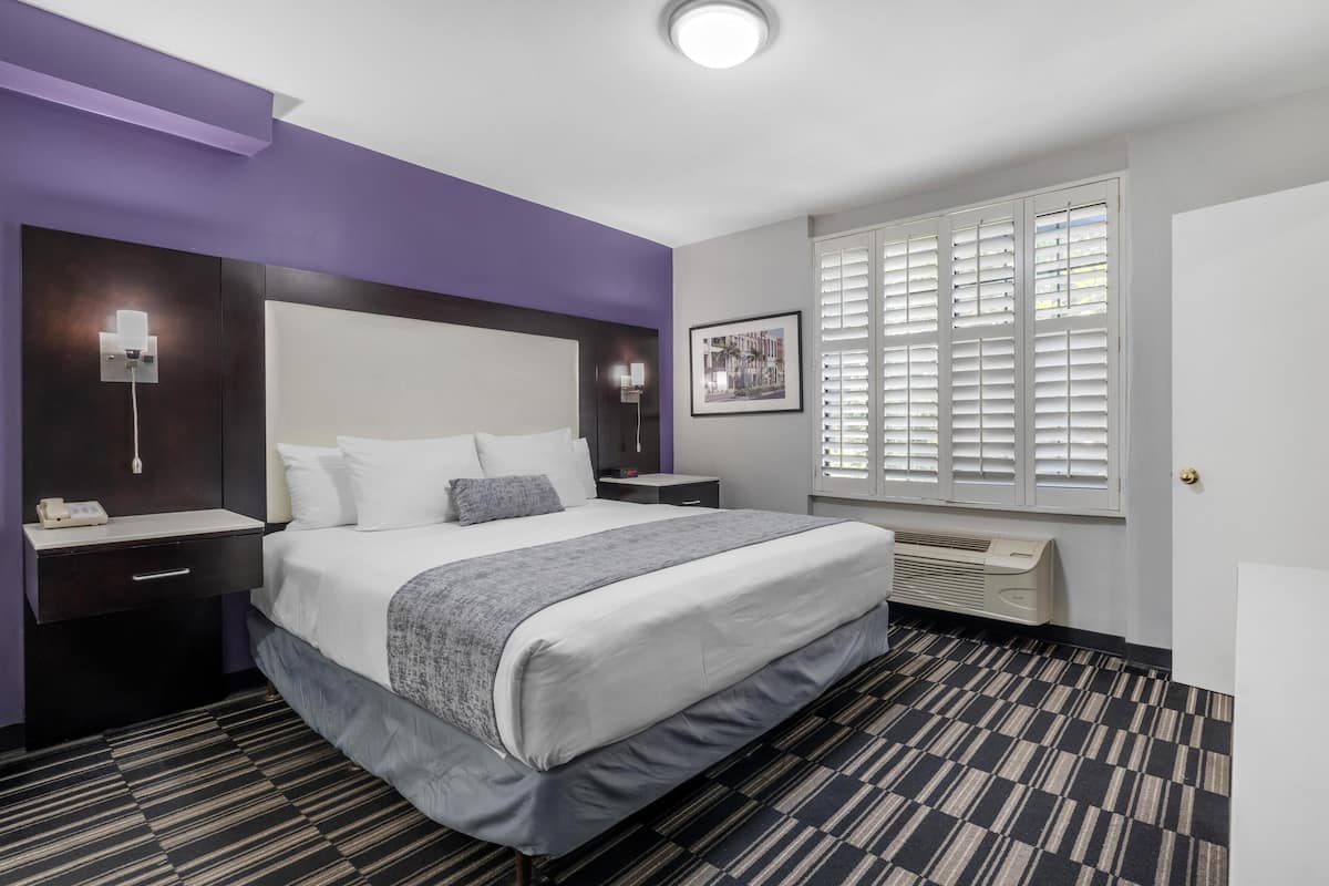 Ropa de cama de alta calidad y muebles diferentes